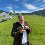 Peter Liaunig im Skulpturengarten des Museums samt Haubentaucher-Maskottchen