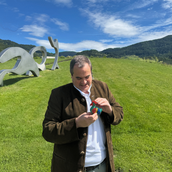 Peter Liaunig im Skulpturengarten des Museums samt Haubentaucher-Maskottchen