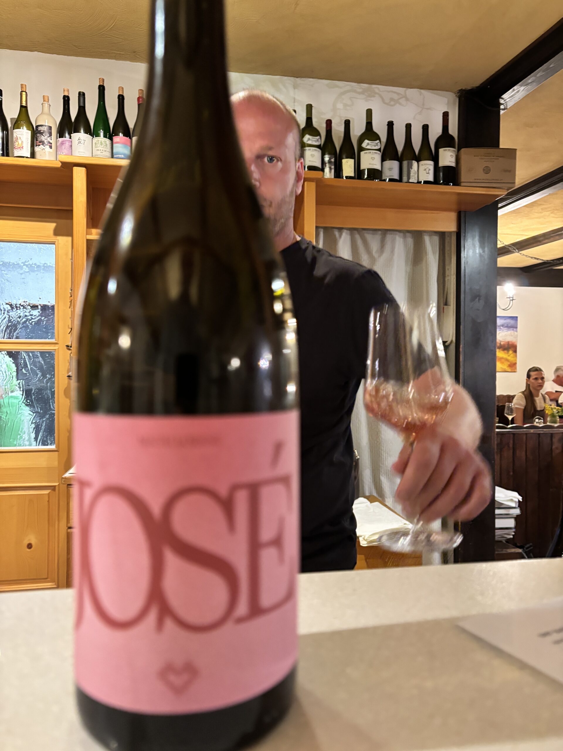 Michi Lorenz hinter der Bar