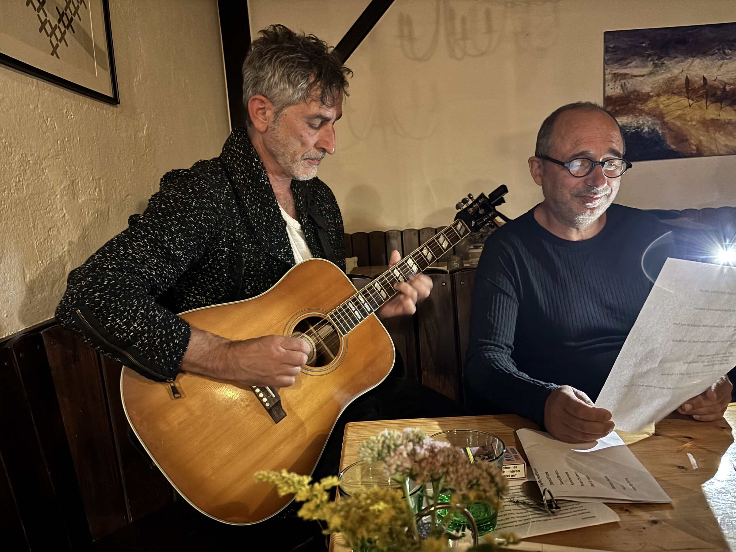 Norbert Wally an der Gitarre und Martin Amanshauser in der Buschenschank